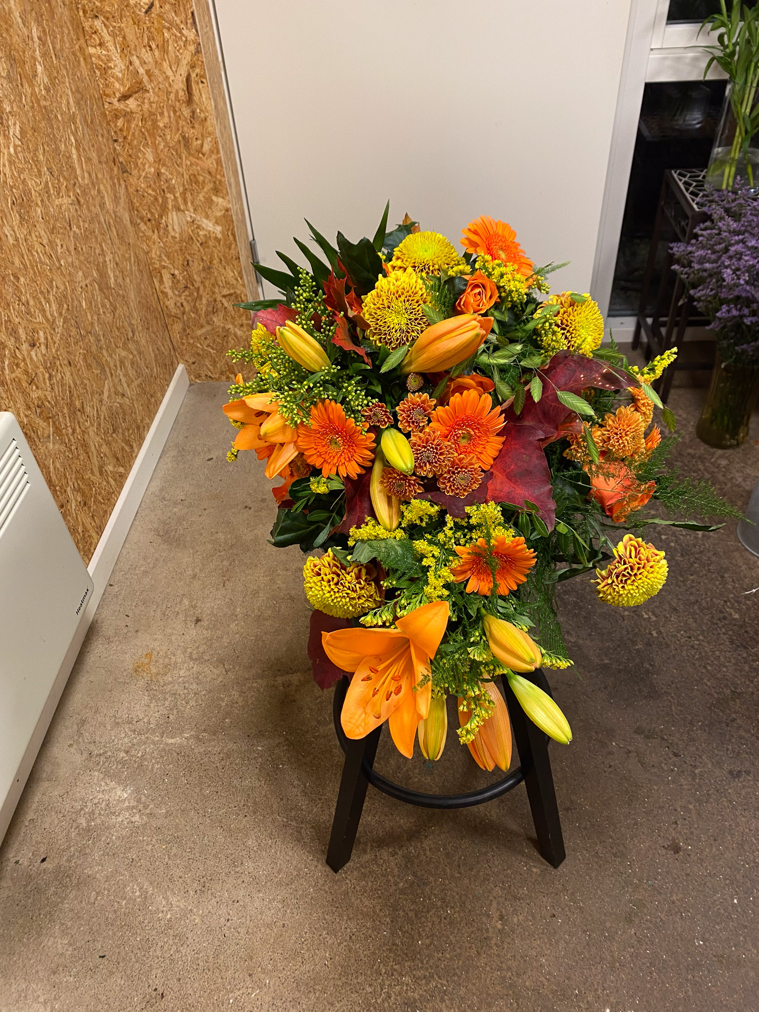 Bårebuket i orange og gul med liljer, gerbera og chrysanthemum