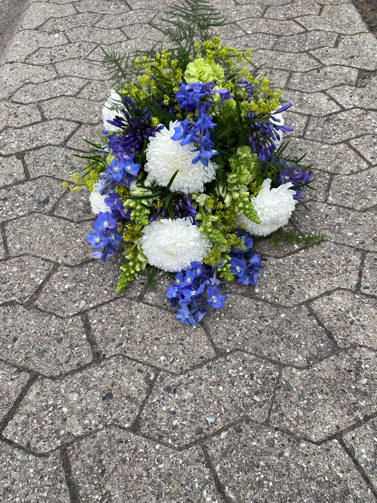 Blå og hvid bårebuket med ridderspore, chrysanthemum og agapanthus