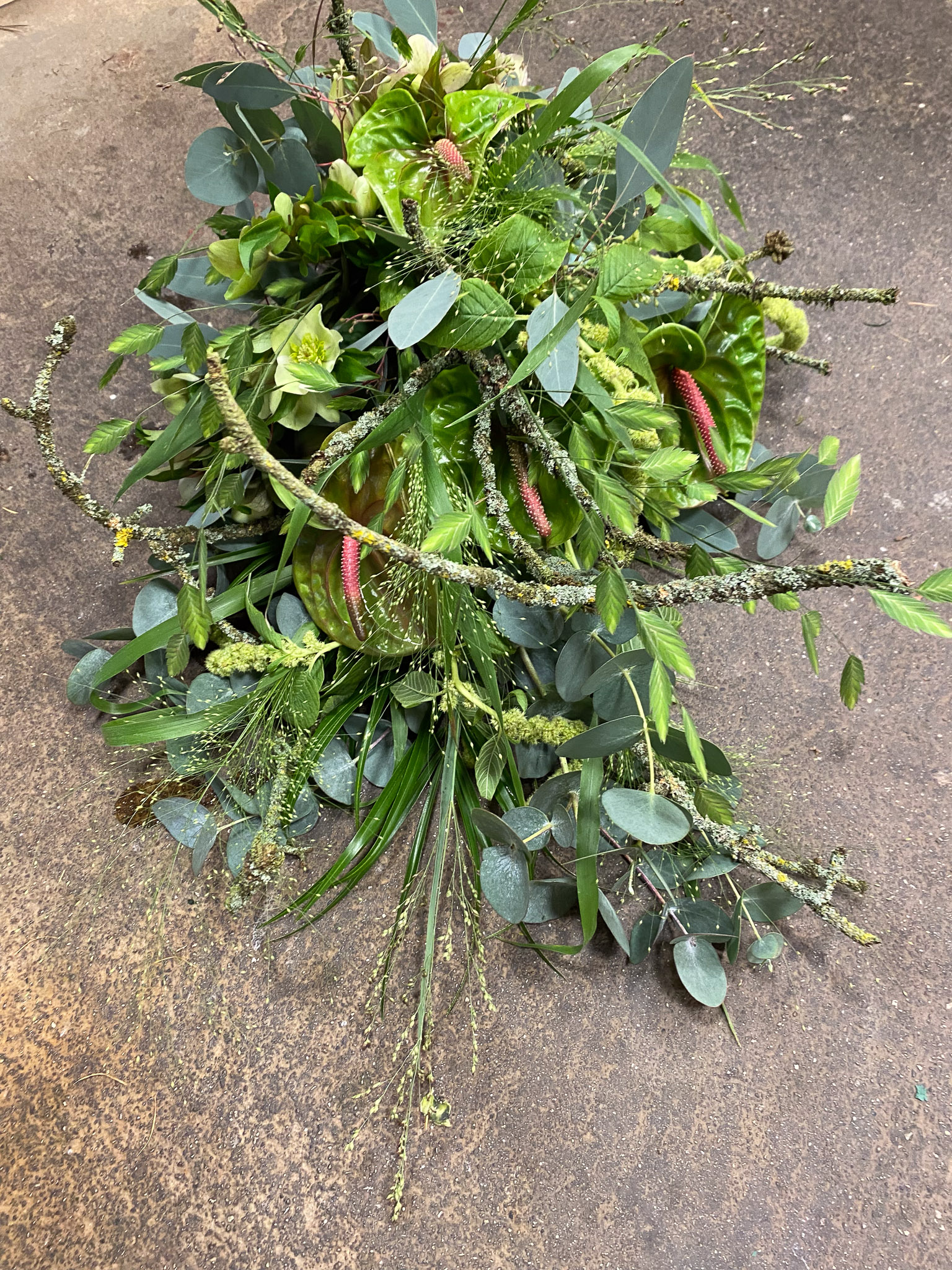 Grøn bårebuket med anthurium, eukalyptus og grene med lav