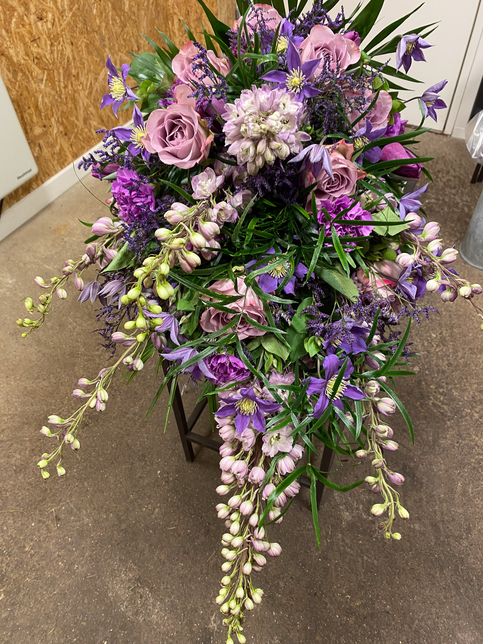 Lilla bårebuket med roser, clematis og ridderspore